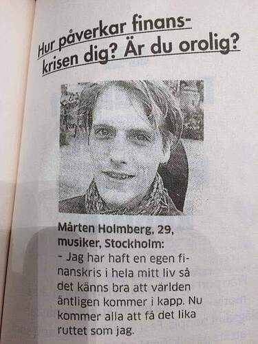 En svartvit bild av en tidningsartikel som visar en man vid namn Mårten Holmberg, 29 år, musiker från Stockholm, som talar om finanskrisen och säger att han alltid har haft en egen finanskris och att det känns bra att världen nu kommer ikapp. (Captioned by AI)