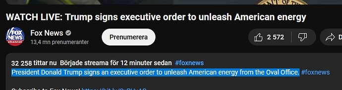 Skärmbilden visar en live-sändning på YouTube från Fox News där det rapporteras att Donald Trump undertecknar en exekutiv order för att frigöra amerikansk energi från Ovala rummet. (Captioned by AI)