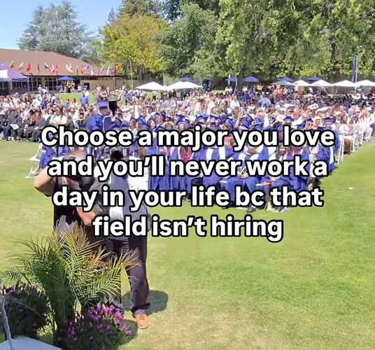 En utomhus examen ceremoni där många klädda i blå examenskläder syns, med texten: "Choose a major you love and you’ll never work a day in your life bc that field isn’t hiring." (Captioned by AI)