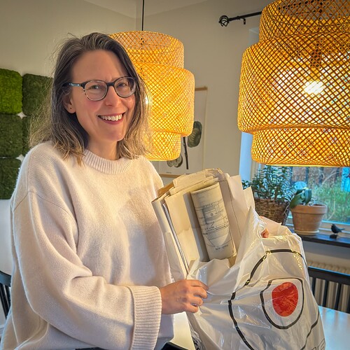 Caroline med våra dokument