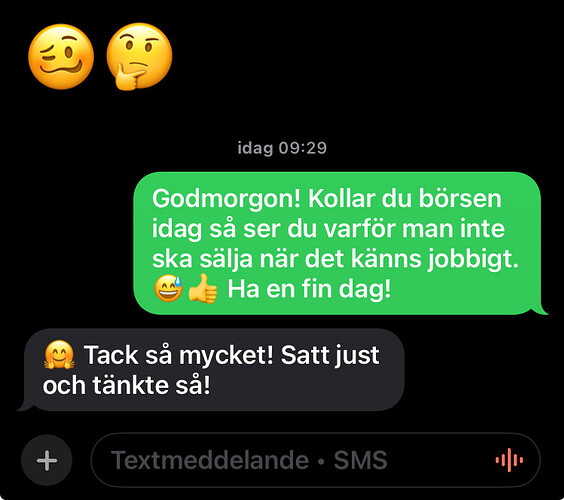 En skärmdump av ett SMS-samtal med emojis och text om att inte sälja aktier när det känns jobbigt. (Captioned by AI)