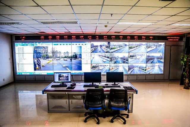 Kamerasystem övervakar invånarna.