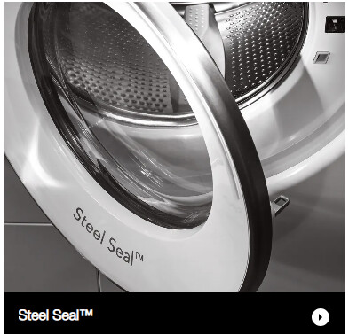 En närbild av en tvättmaskin med märket Steel Seal™ på luckan. (Captioned by AI)