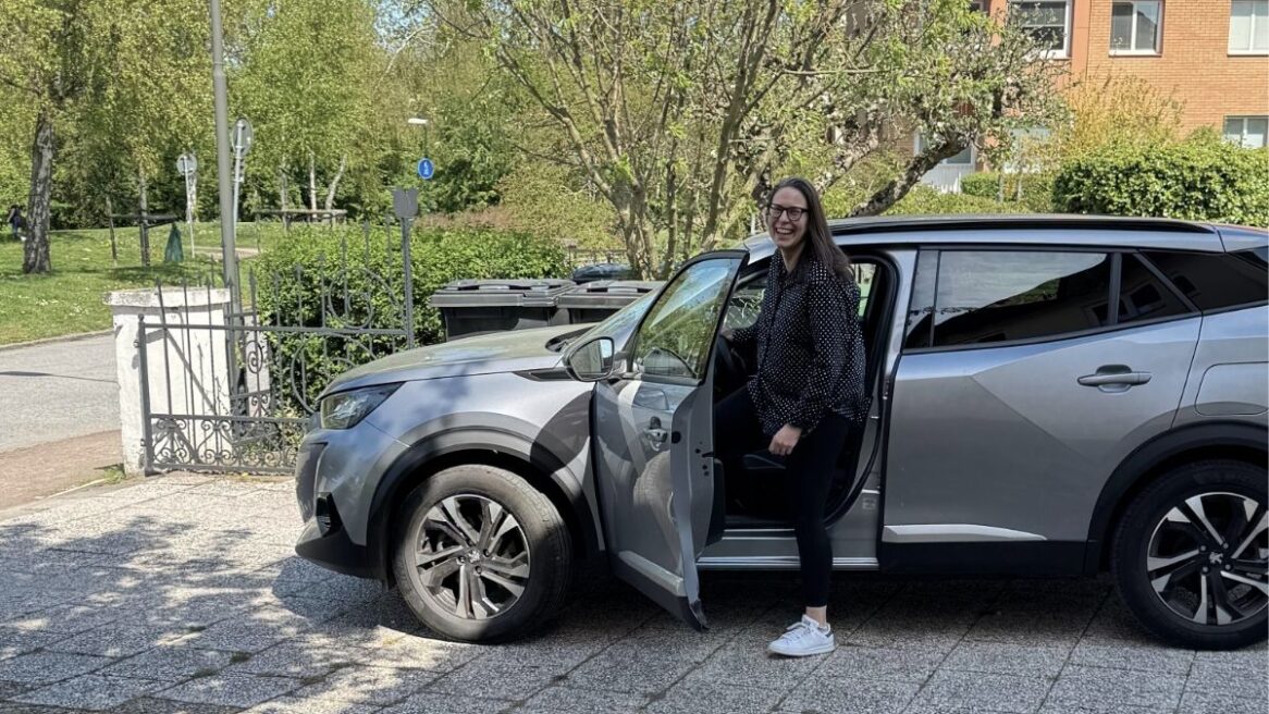 Caroline med bilen vi köpte 2025.