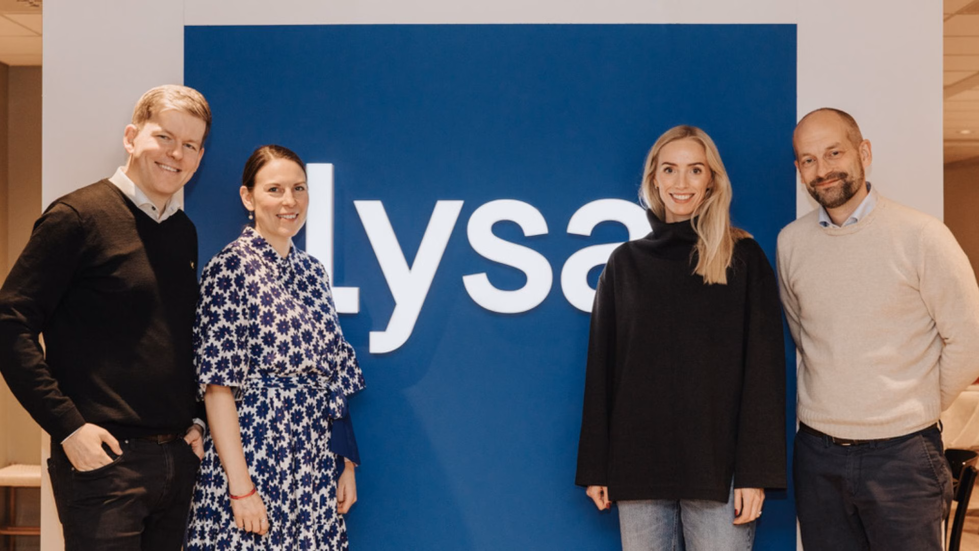 Jan och Caroline Bolmeson tillsammans med Lysas grundare Patrik Adamson och Emilie Andersson