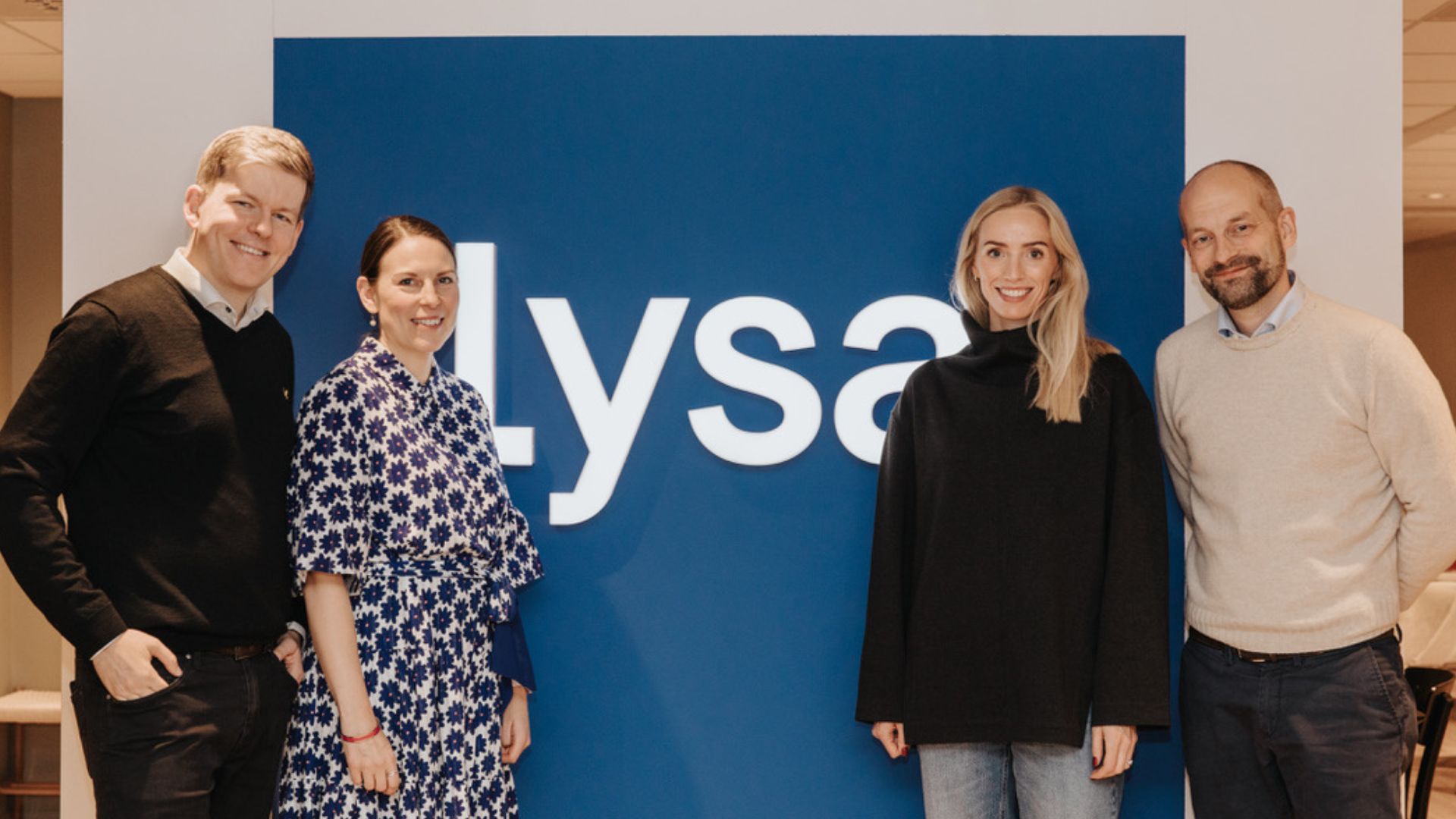Jan och Caroline Bolmeson tillsammans med Lysas grundare Patrik Adamson och Emilie Andersson
